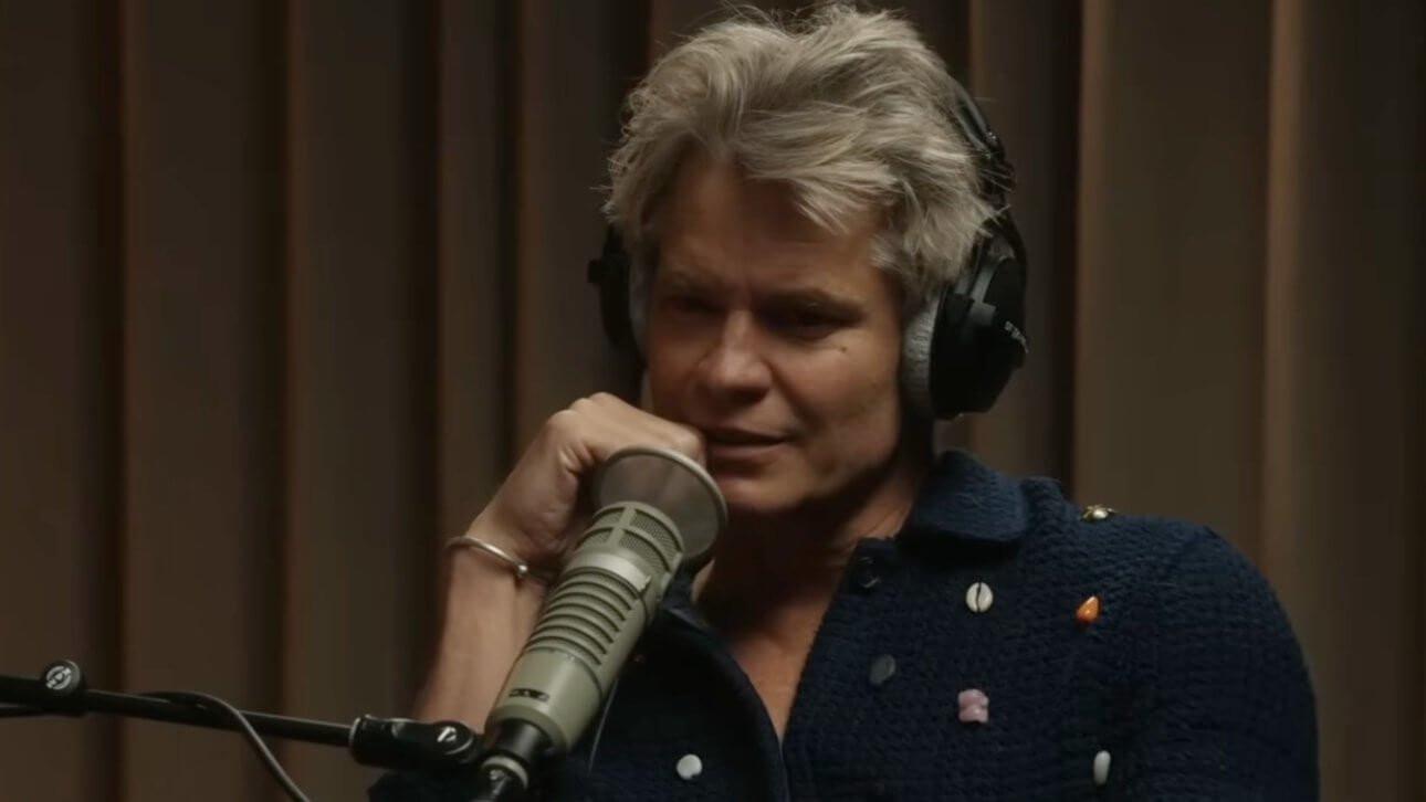 Talk easy: Timothy Olyphant sitzt im Podcaststudio und spricht ins Mikrofon.