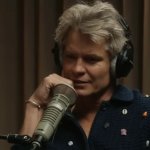 Talk easy: Timothy Olyphant sitzt im Podcaststudio und spricht ins Mikrofon.