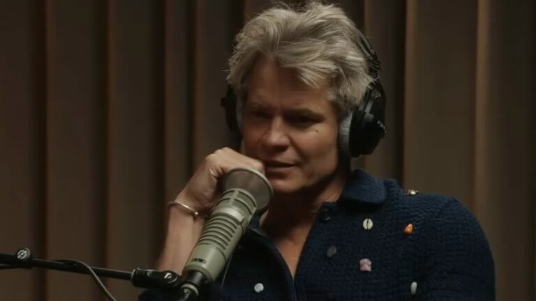 Talk easy: Timothy Olyphant sitzt im Podcaststudio und spricht ins Mikrofon.