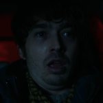RESIDENT EVIL: ein sichtlich gestresster junger Mann sitzt in seinem Auto.