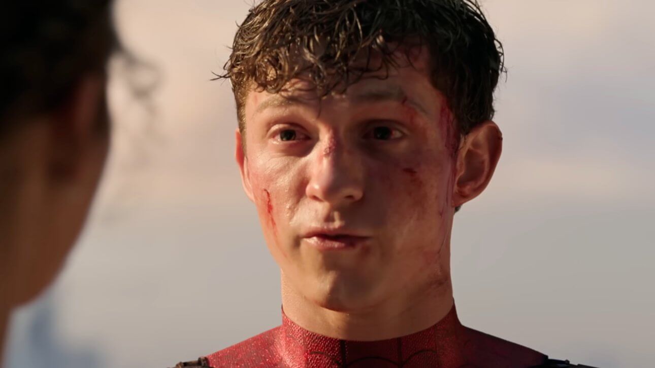 SPIDER-MAN 4: Brand New Day: Tom Holland in der Rolle des Spider-Man sieht ziemlich mitgenommen aus. Im Hintergrund ist nur der Himmel zu sehen.