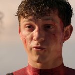 SPIDER-MAN 4: Brand New Day: Tom Holland in der Rolle des Spider-Man sieht ziemlich mitgenommen aus. Im Hintergrund ist nur der Himmel zu sehen.