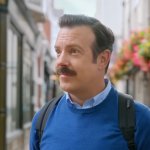 Ted Lasso — Season 4 Official Teaser: Jason Sudeikis als Ted Lasso trägt einen Rucksack und ein blaues Sweatshirt.