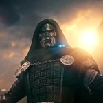 Victor von Doom breitet in voller Montur die Arme aus, während im Hintergrund gewaltige Roboter zu erkennen sind. Die Sonne strahlt über seine Schulter und er trägt die ikonische Maske mit seinem grünen Umhang.