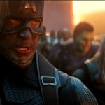 Captain Amercia ist gezeichnet vom Kampf, aber blickt grimmig und entschlossen. Hinter ihm sind eine Menge Charaktere versammelt, unter anderem Hulk und Thor.