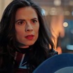 Peggy Carter ist in ihrer Captain Carter-Uniform zu sehen. Die britsche Flagge ziert ihren Anzug. Ihr Gesicht zeigt einen erschrockenen und doch entschlossenen Ausdruck.