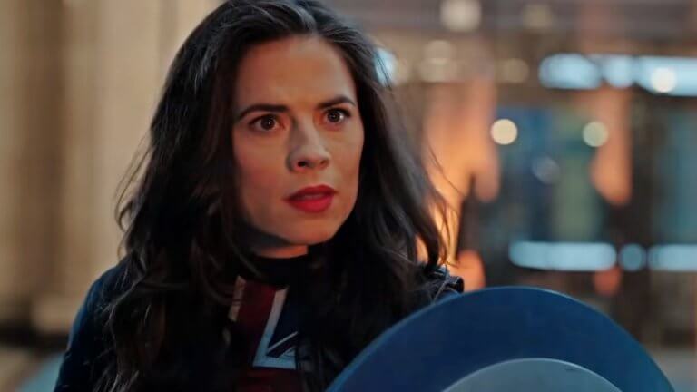 Peggy Carter ist in ihrer Captain Carter-Uniform zu sehen. Die britsche Flagge ziert ihren Anzug. Ihr Gesicht zeigt einen erschrockenen und doch entschlossenen Ausdruck.