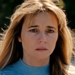 Linda Cardellini schaut mit traurigem und schokiertem Blick in Richtung Kamera. Hinter ihr nährt sich eine Person in Uniform.