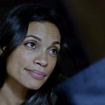 Rosario Dawson blickt als Claire Temple in der Serie Daredevil Matt Murdock an. Auf ihrer Stirn sind leichte Sorgenfalten zu erkennen, während sie leicht lächelt.