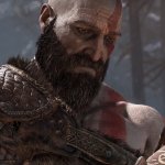 Kratos blickt traurig auf einen Beutel in seinen Händen. Er trägt eine Lederrüstung und ein langer Bart sowie die ikonischen roten Tattoos zieren sein Gesicht.