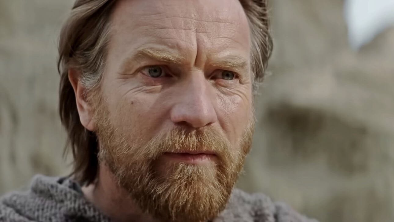 Ewan McGregor als Obi-Wan Kenobi. Mit besorgtem Blick schaut er in die Ferne, während ein leichtes Lächeln seine Lippen umspielt.