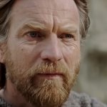 Ewan McGregor als Obi-Wan Kenobi. Mit besorgtem Blick schaut er in die Ferne, während ein leichtes Lächeln seine Lippen umspielt.