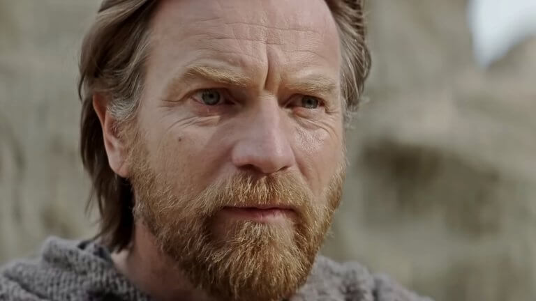 Ewan McGregor als Obi-Wan Kenobi. Mit besorgtem Blick schaut er in die Ferne, während ein leichtes Lächeln seine Lippen umspielt.