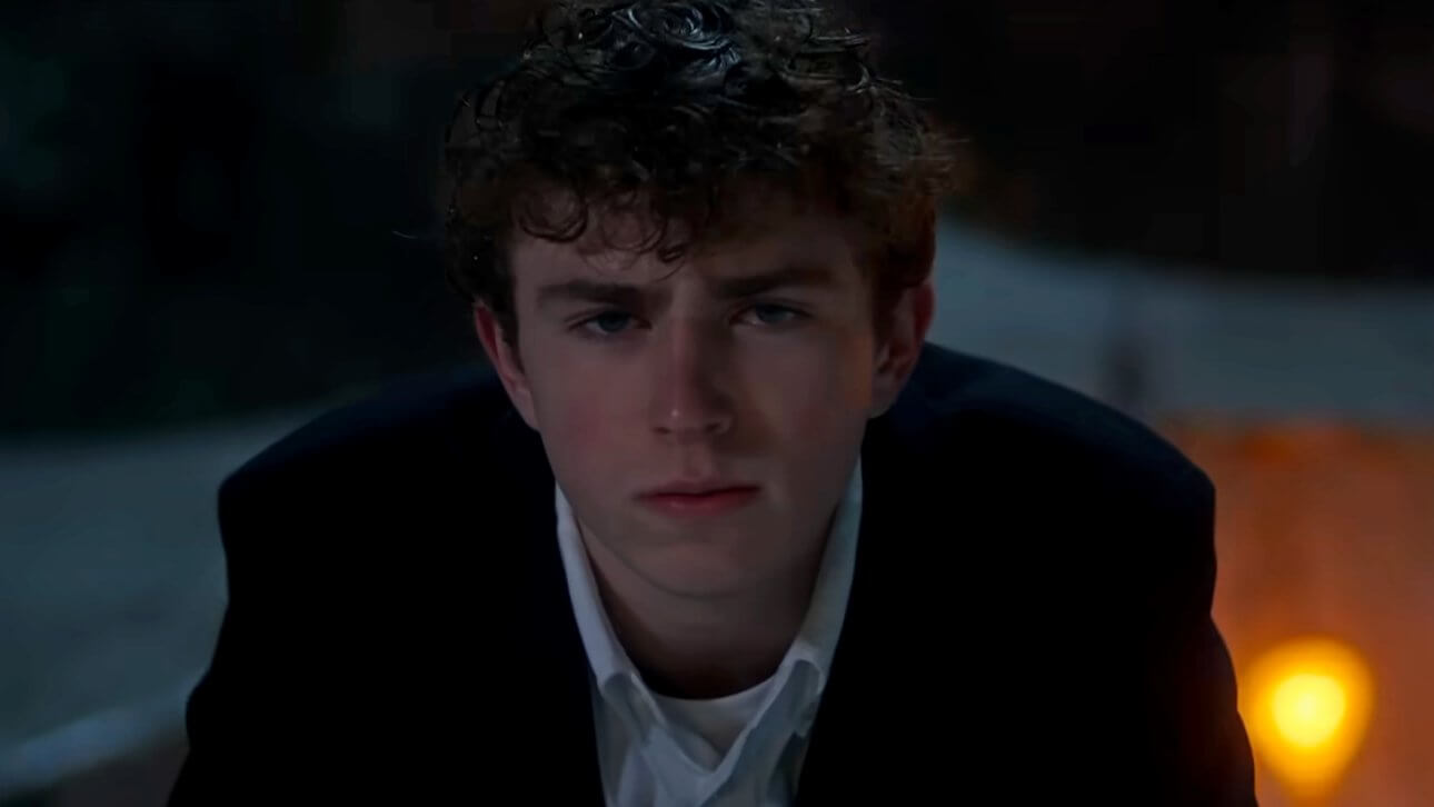 Walker Scobell als Percy Jackson schaut mit ernstem Blick in die Kamera. Trauer und Entschlossenheit spiegeln sich in seinem Gesicht.