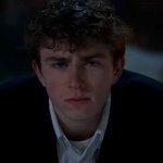 Walker Scobell als Percy Jackson schaut mit ernstem Blick in die Kamera. Trauer und Entschlossenheit spiegeln sich in seinem Gesicht.