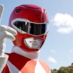 Der rote Power Ranger ist in voller Montur zu sehen. Hinter ihm sind der Himmel und einige Bäume zu sehen, während er die rechte Hand hochhält.