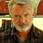 Sam Neill blickt als Dr. Alan Grant teils lächelnd, teils besorgt in Richtung Kamera. Hinter ihm ist ein regal voller archäologischer Werkzeuge zu erkennen.