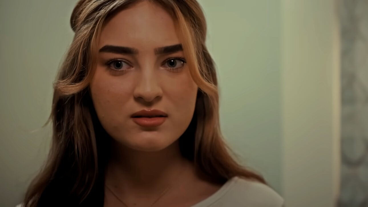 Savannah Moss in ihrem Kurzfilm "Funny Bunny". Sie blickt mit beunruigtem Blick hinter die Kamera.