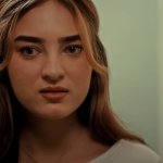 Savannah Moss in ihrem Kurzfilm "Funny Bunny". Sie blickt mit beunruigtem Blick hinter die Kamera.