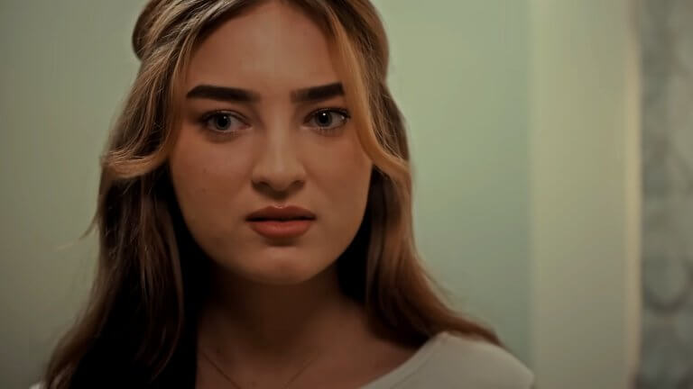 Savannah Moss in ihrem Kurzfilm "Funny Bunny". Sie blickt mit beunruigtem Blick hinter die Kamera.