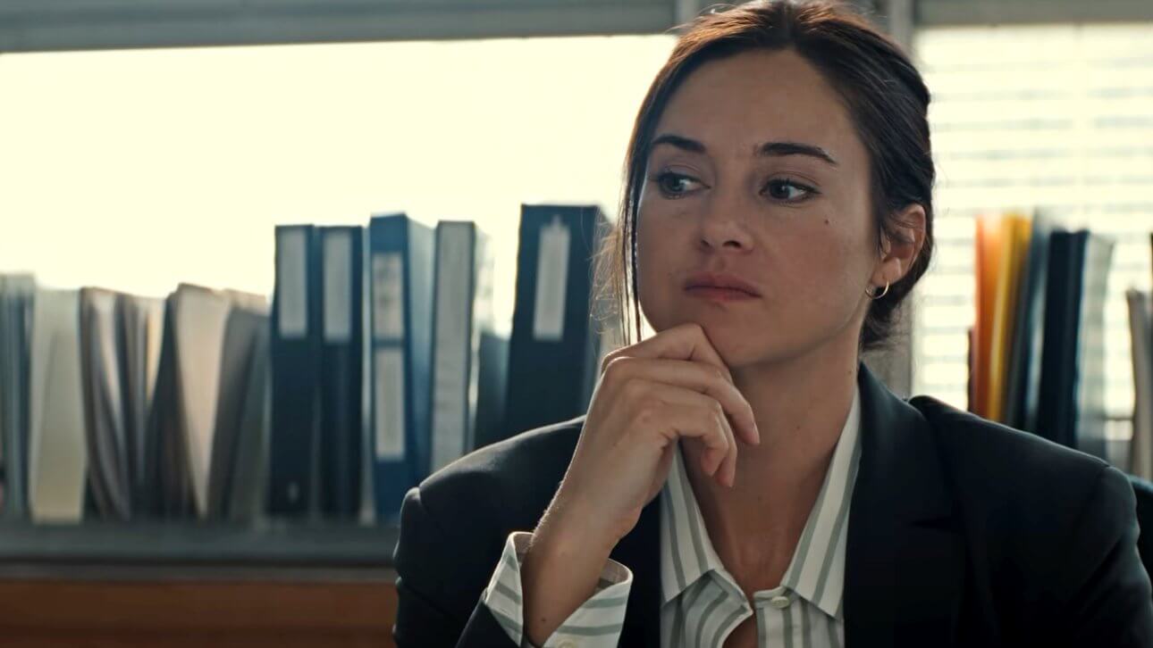Shailene Woodley blickt nachdenklich zur Seite. Hinter íhr sind mehrere Ordner vor einem großen Fenster zu sehen.