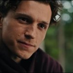 Nahaufnahme von Tom Holland als Peter Parker, der in einem dunklen Hoodie nachdenklich und mit einem subtilen, leicht melancholischen Lächeln an der Kamera vorbeiblickt.