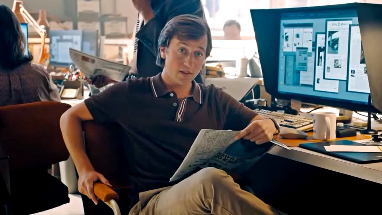Skylar Gisondo als Jimmy Olsen in "Superman". Er ist in der Redaktion des Daily Planet zu sehen und hält eine Ausgabe in der Hand. Sein Gesichtsausruck wirkt skeptisch und fragend.