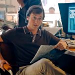Skylar Gisondo als Jimmy Olsen in "Superman". Er ist in der Redaktion des Daily Planet zu sehen und hält eine Ausgabe in der Hand. Sein Gesichtsausruck wirkt skeptisch und fragend.