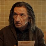 Sir Ben Kingsley blickt als Trevor Slattery nervös zur Seite.