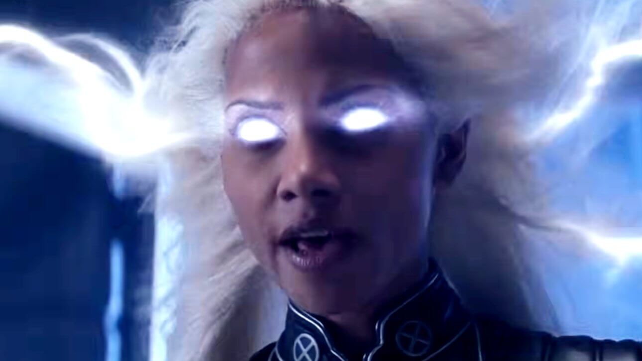 Halle Berry aktiviert als Storm in "X-Men" ihre Kräfte. Blitze zucken um ihr Gesicht, während ihre Haare im Wind wehen und ihre Augen vor Energie leuchten.