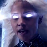 Halle Berry aktiviert als Storm in "X-Men" ihre Kräfte. Blitze zucken um ihr Gesicht, während ihre Haare im Wind wehen und ihre Augen vor Energie leuchten.