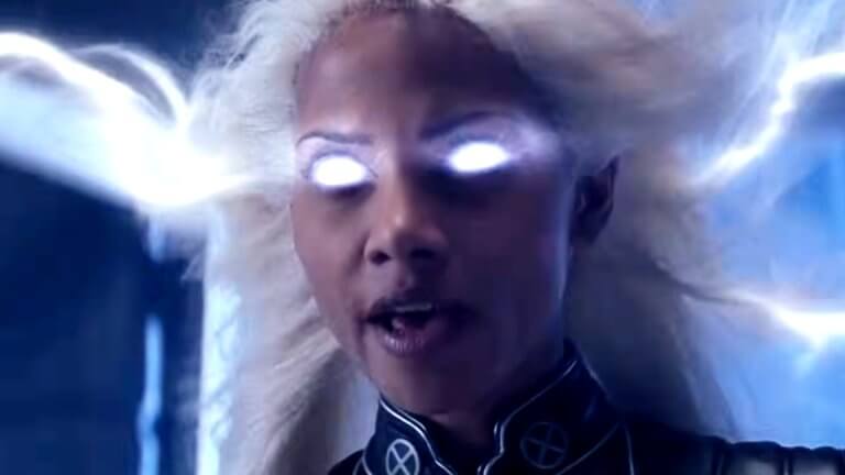Halle Berry aktiviert als Storm in "X-Men" ihre Kräfte. Blitze zucken um ihr Gesicht, während ihre Haare im Wind wehen und ihre Augen vor Energie leuchten.