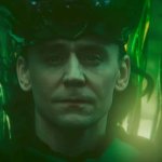 Loki blickt mit ernstem Gesicht und Tränen in den Augen in die Kamera. Seine Umgebung ist erfüllt von leuchtendem Grün und er trägt eine Variante seiner klassichen Krone.