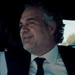 Mark Ruffalo blickt aus dem Seitenfenster eines Autos. Er trägt einen Anzug und ein leichtes Lächeln umspielt seine Lippen.