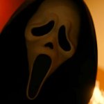 Der berühmte Ghostface-Killer steht in einem brennenden Haus. Er trägt die ikonische Maske und den bekannten schwarzen Umhang.