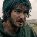 Andrew Garfield als Ploughman steht in dreckiger Kleidung auf einer Wiese. Sein Gesicht ist gezeichnet von Dreck und Entbehrungen.