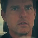 Tom Cruise sitzt in einem Auto und schaut schockiert durch die Frontscheibe. In seinem Blick liegen Unglaube und Resignation.