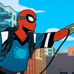 Peter Parker schwingt als Spider-Man in einem selbstgemachten Anzug durch eine Stadt. Dabei wirkt sein Kostüm sehr experimentell und wie ein Prototyp.