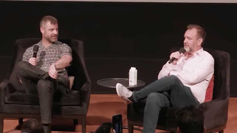 South Park: Matt Stone und Trey Parker sitzen auf einer Bühne und sprechen über ihre Arbeit
