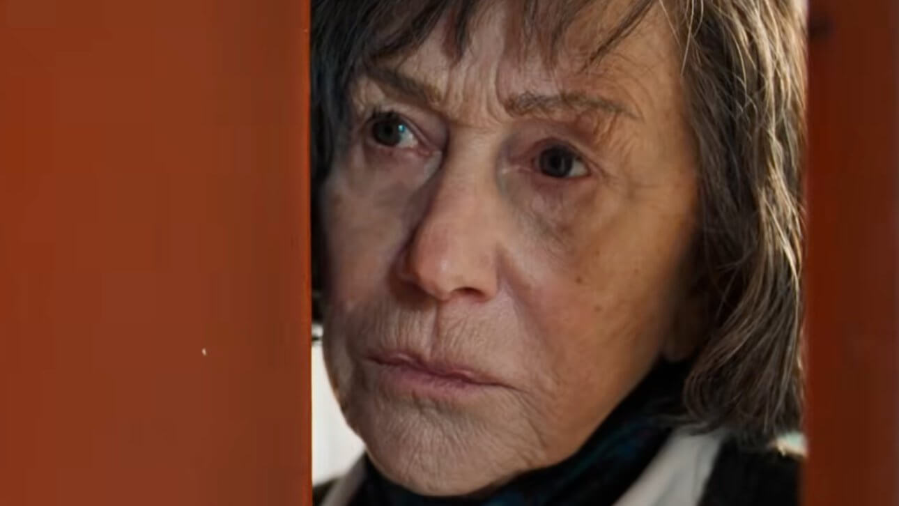 EIN TALENT FÜRS MORDEN: Helen Mirren schaut durch den Türspalt. Die Tür ist rot, ihr Gesicht wirkt müde.
