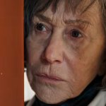 EIN TALENT FÜRS MORDEN: Helen Mirren schaut durch den Türspalt. Die Tür ist rot, ihr Gesicht wirkt müde.