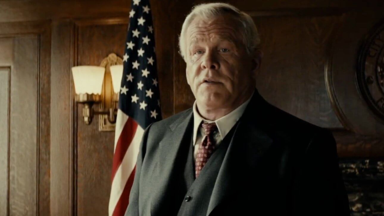 Gangster Squad: Nick Nolte steht in einem Büro vor einer amerikanischen Flagge.