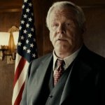 Gangster Squad: Nick Nolte steht in einem Büro vor einer amerikanischen Flagge.