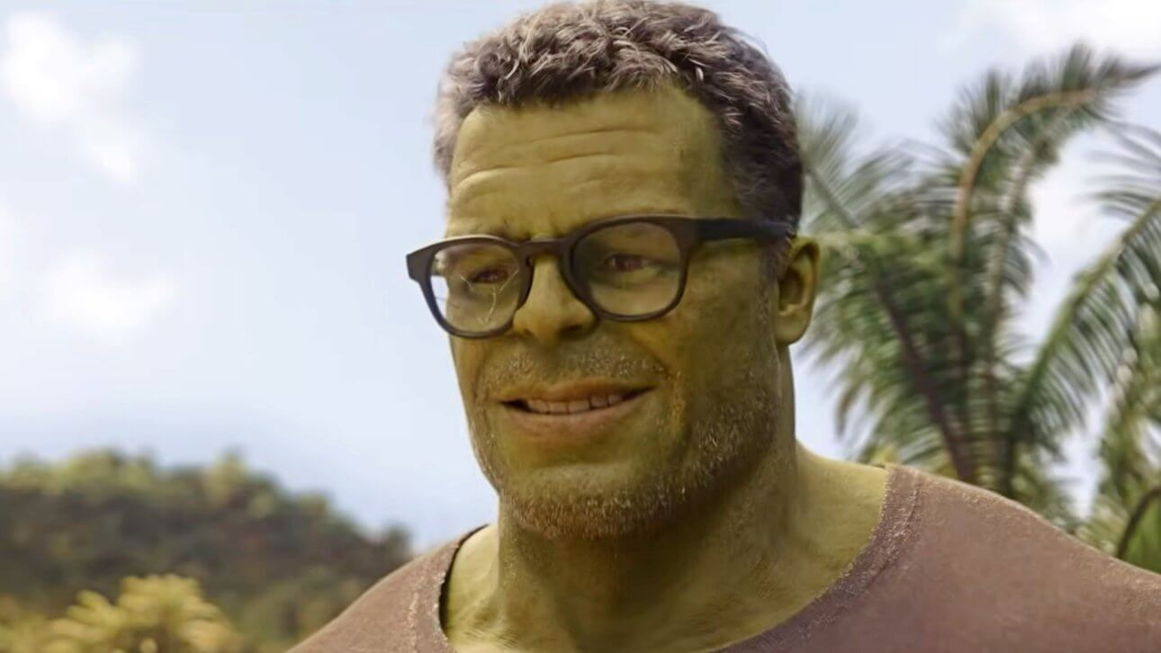 Bruce Banner ist als Professor Hulk zu sehen. Während er zwar aussieht wie der Hulk sind viele Gesichtszüge von Schauspieler Mark Ruffalo erhalten geblieben. Zudem trägt er ein T-Shirt und eine Brille, deren rechtes Glas gesprungen ist. Im Hintergrund sind Palmen und viele Bäume sowie ein blauer Himmel zu erkennen.