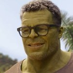 Bruce Banner ist als Professor Hulk zu sehen. Während er zwar aussieht wie der Hulk sind viele Gesichtszüge von Schauspieler Mark Ruffalo erhalten geblieben. Zudem trägt er ein T-Shirt und eine Brille, deren rechtes Glas gesprungen ist. Im Hintergrund sind Palmen und viele Bäume sowie ein blauer Himmel zu erkennen.