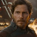 Peter Quill alias Star-Lord ist in seiner "Guardians of the Galaxy"-Uniform zu sehen. Er steht in einem brennenden Hangar und trägt Kopfhörer.