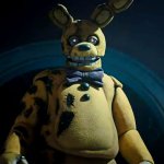 Der Antagonist William Afton in seinem Springtrap-Anzug. Verkleidet als gelber Hase begeht er viele Morde.