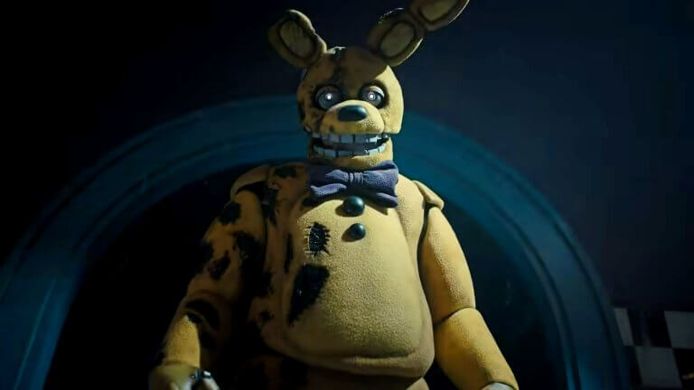 Der Antagonist William Afton in seinem Springtrap-Anzug. Verkleidet als gelber Hase begeht er viele Morde.