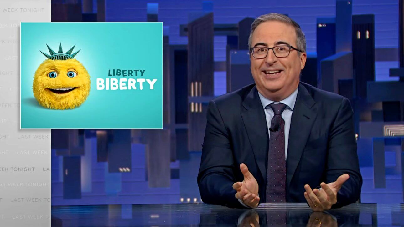 John Oliver moderiert die Show "Last Night Tonight" und spricht über Maskottchen. Unter anderem über Liberty Biberty und macht sich über die Skydance-Fusion lustig.