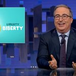 John Oliver moderiert die Show "Last Night Tonight" und spricht über Maskottchen. Unter anderem über Liberty Biberty und macht sich über die Skydance-Fusion lustig.